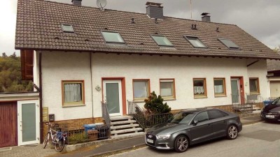 Schöne und sanierte 2-Raum-Hochparterre-Wohnung mit Balkon in Waldems