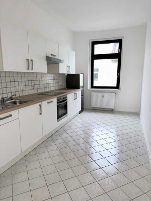 FRISCH RENOVIERT MIT EINBAUKÜCHE, WANNE UND DUSCHE