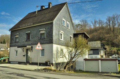 Wohnhaus mit 2-3 Wohnungen in beliebter ländlicher Lage in Siegen-OT, 3 Garagen, 2 Stellpl., Garten