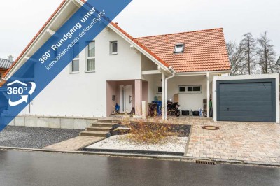 Deggendorf: Neuwertiges Einfamilienhaus 
63 m² Wohn-/Ess-/Kochbereich, 5 Schlafräume, KFW 55 Haus