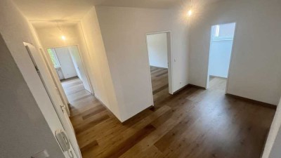 Vollständig renovierte 3-Raum-Terrassenwohnung mit Balkon und Einbauküche in Kulmbach