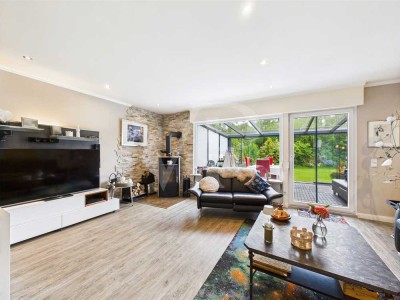 WIEDER VERFÜGBAR - Modernisierter Flachdach-Bungalow mit Wintergarten und Wohlfühlgarten