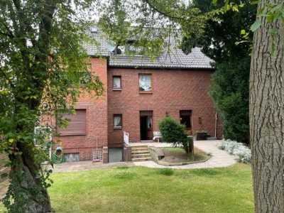 Freistehendes 3- bis 4- Fam.-Haus mit 2 Garagen... und parkähnlichem Garten!