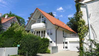 Lichtdurchflutete, große 3-Zimmer Wohnung mit Dachterrasse und Balkon in Grünwald!
