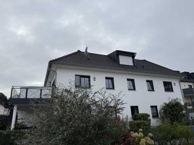 Exklusive, geräumige und neuwertige 2-Zimmer-Wohnung mit Balkon und Einbauküche in Traunstein