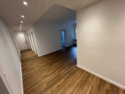 Großzügige 3 Zimmer Wohnung - frisch renoviert zum 01.05.2025!