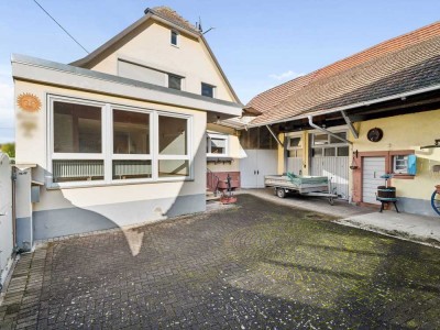 Sanierungsbedürftiges Zweifamilienhaus mit Garten &amp; Scheune in Jechtingen