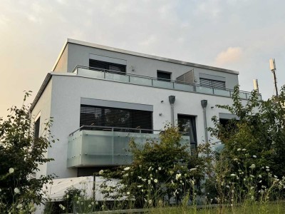 Exklusive, neuwertige 2,5-Zimmer-Penthouse-Wohnung mit geh. Innenausstattung mit Balkon und EBK