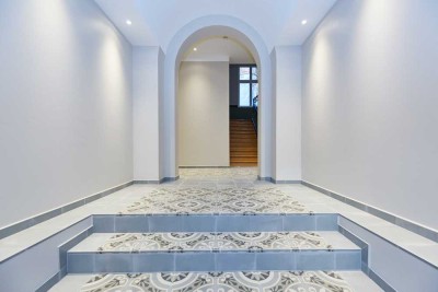 Außergewöhnliche DG-Maisonette mit Terrasse in Stilaltbaupalais