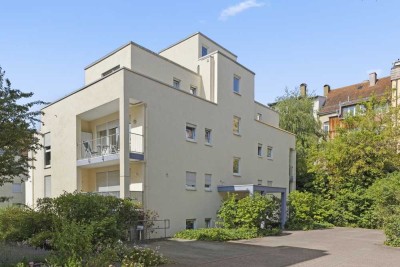 Seniorengeeignete und gepflegte 2-Zimmer-Penthouse-Wohnung mit Balkon und TG-Stellplatz