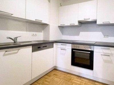 GEIDORF: 3 ZIMMER-Altbau, extra Wohnküche möbliert, großes Bad mit Dusche/WC/Fenster, neben KF-Uni!