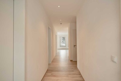 EXKLUSIV. NEUWERTIG. BARRIEREFREI.  Moderne 3-Zimmer Wohnung mit großzügigem Balkon in Ahegg