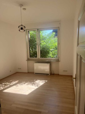 Exklusive, vollständig renovierte 3-Raum-Erdgeschosswohnung mit Einbauküche in Frankfurt am Main