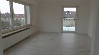 Geschmackvolle, renovierte, helle 3,5-Zimmer-Wohnung mit geh. Innenausstattung mit Balkon und EBK