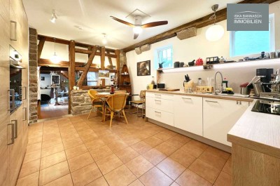 Fachwerkflair auf 3 Etagen: 3-Zimmer-Wohnung mit Balkon, Terrasse und dem Gefühl vom eigenen Haus