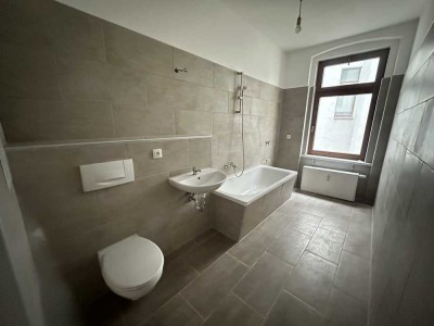Zweitbezug nach Sanierung: 1-Raumwohnung mit modernem Tageslicht-Wannenbad & separater Küche!
