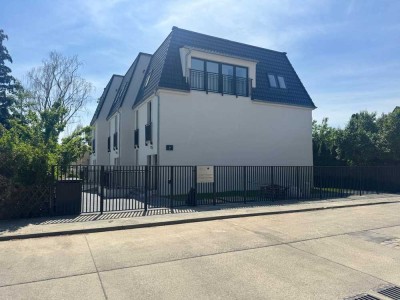 Stilvolle 4-Raum-DG-Wohnung mit gehobener Innenausstattung mit EBK in Berlin Buckow (Neukölln)