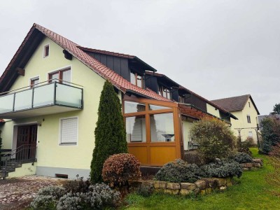 Schöne großzügige 6-Zimmerwohnung mit großem Garten, Terrasse, Garage, Küche und zwei Kachelöfen!