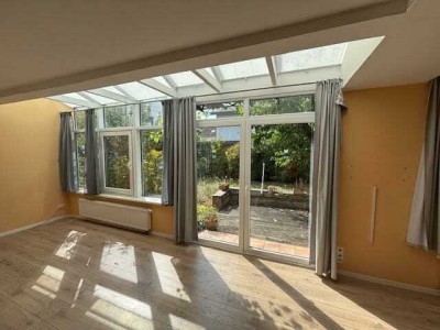 Lichtdurchflutetes Zweifamilienhaus mit Wintergarten und PV-Anlage in Paderborn-Stadtheide