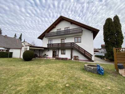 Große Maisonette in einem Zweifamilienhaus mit rießigem Garten in ruhiger Familienlage