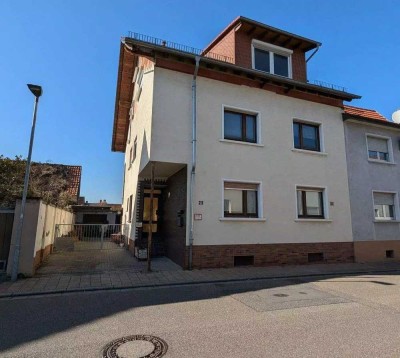 Mehrfamilienhaus mit 2 Wohnungen, einem Büro, Garagen, Garten  und Wintergarten