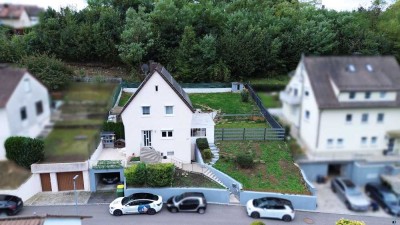 Freistehendes Einfamilienhaus mit großem Garten, 2 Terrassen, Einzelgarage und Anbaupotenzial