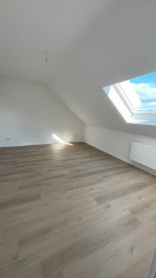 Kernsanierte 3-Zimmer Dachgeschosswohnung in ruhiger Lage nahe dem Rhein