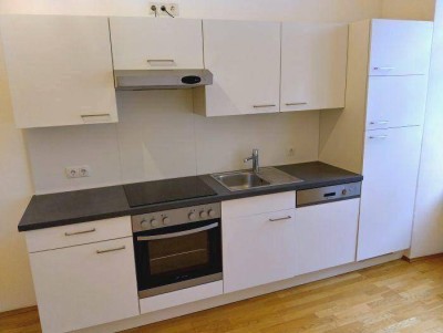 Heller 2 ZIMMER-Altbau, extra Wohnküche möbliert mit Fenster, neuwertiges Bad mit Dusche und WC!
