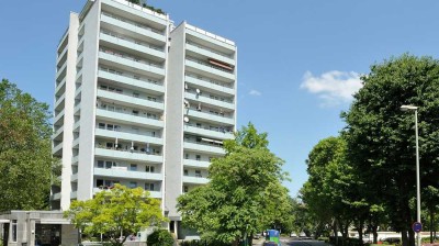 Doppelter Weitblick: Zwei Balkone mit Blick nach Frankfurt/Main