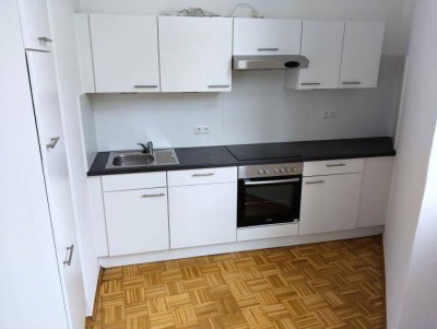 Neuwertiger 3 ZIMMER-Altbau + möblierte Küche + Bad mit Dusche + extra WC + Laubengang + 2er-WG!