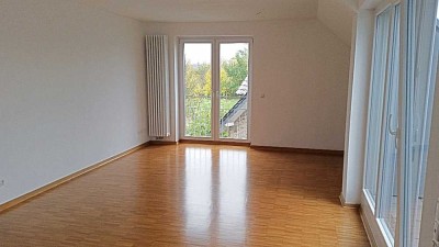 Moderne und helle Dachgeschosswohnung mit Dachterrasse und Stellplatz