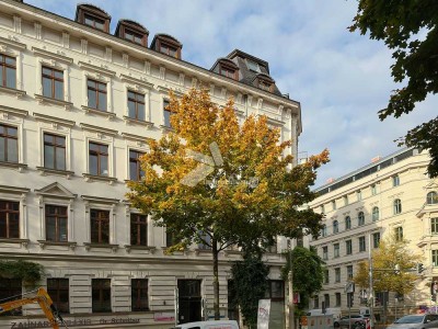 Stuck, Parkett, großzügiges Wohnzimmer mit Balkon! Weiße Originalflügeltüren! 3Raumwohnung!