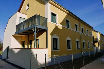 Generalsanierte Altbauwohnung mit Eigengarten, sonniger Terrasse und Carportstellplätzen - Zweitbezug!