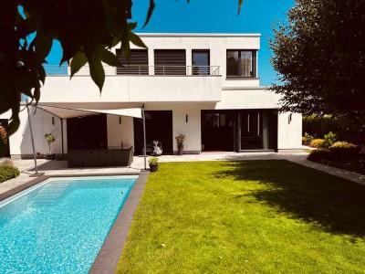 Aussergewöhnliche Bauhausvilla mit Außenpool und Basketballplatz nahe Düsseldorf mit 400 qm Fläche