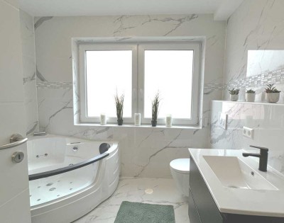 Entspannen im hellen Badezimmer