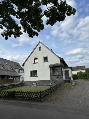 Vielfältige Nutzungsmöglichkeiten. Einfamilienhaus mit mehreren Nebengebäuden und weiterer Baustelle