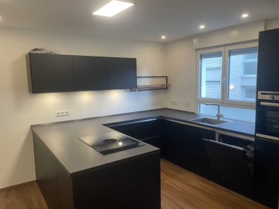 Erstbezug nach Sanierung: Exklusive 2,5-Raum-Hochparterre-Wohnung mit lux. Innenausstattung