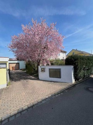 Schöne, renovierte DHH mit großem eingewachsenem Grundstück