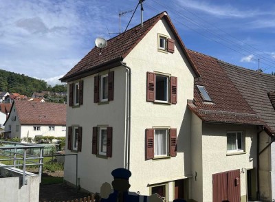 Wohnhaus mit kleinem Garten