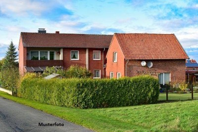 Reihenhausanlage mit 8 Häusern und 8 Stellplätzen