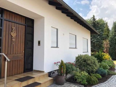 freistehender Winkelbungalow in Heimbach-Weis, zentral und ruhig gelegen