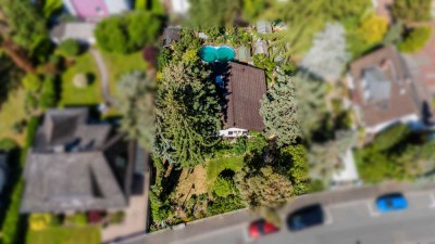 Haus im Bungalow-Stil auf großem Grundstück mit traumhaftem Garten, altem Baumbestand und Pool