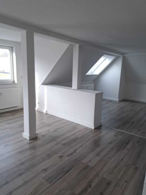 Traumhafte, großzügige 2-Zi-DG-Wohnung mit EBK, Balkon u. Gartennutzung/ Stellplatz