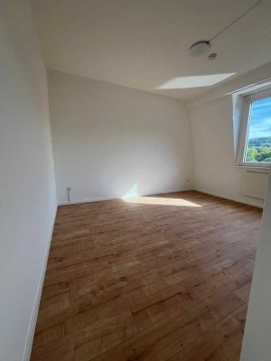 ✨Helle 4-Zimmer-Dachgeschosswohnung mit hohen Decken � gut angebunden & zentral in Sonnborn