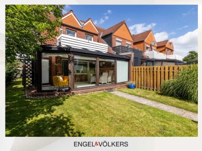 Wohnen am Kanal: Reihenendhaus mit Wintergarten, Bootssteg & Garage in Emden