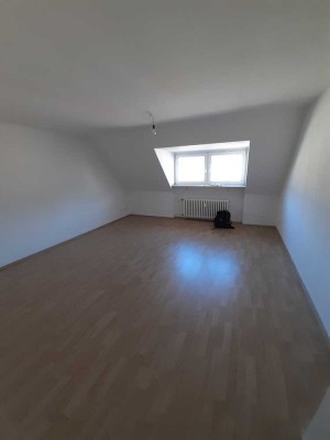 Wunderbare DG-Wohnung mit EBK =VIDEO=