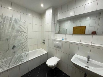 61118 Bad Vilbel-City, Sanierter Altbau, Wfl. ca. 64m², 2,5Zi, Kü, Bad, TG-Platz, Top Zustand!