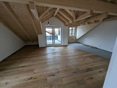 Exklusive 2-Zimmer-Wohnung in Straubing mit Sichtdachstuhl, Garage, Wallbox & KfW55-EE Standard