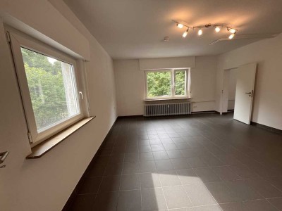 Vollständig renovierte 3-Zimmer-Wohnung mit Einbauküche nahe der Wackerfabrik mit viel Natur
