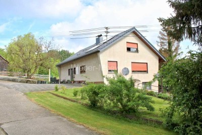 Freistehendes 3-Parteienhaus mit Nebengebäuden (Stallungen, Remisen), 2. Bauparzelle + Weideland